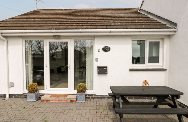 SALTY DOG COTTAGE, pet friendly, with a garden in Little Haven