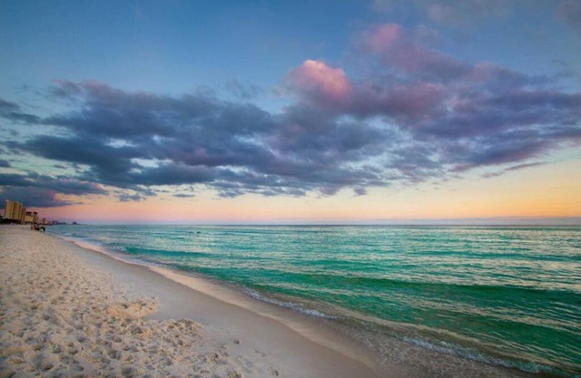 Salty Shell Cottage. Spacious 3 bed,2 1/2 bath with pool.