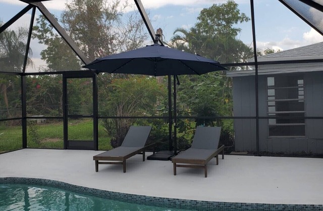 Salty Shell Villa 5 star rated minutes to Warm Mineral Springs and area beaches!