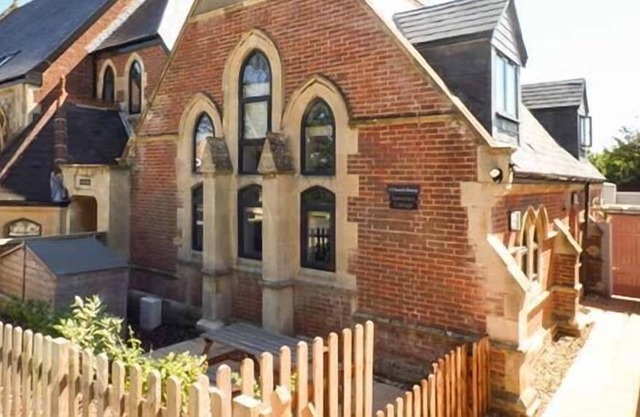 SANCTUARY COTTAGE, pet friendly, character holiday cottage in Totland