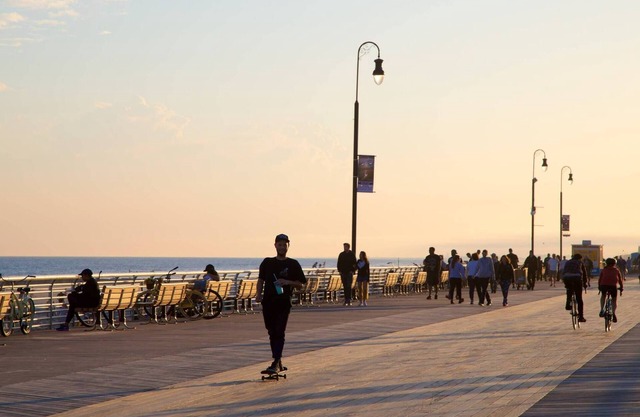 Sand, Surf & Sea Long Beach Getaway 1000' from Ocean/Boardwalk; 6 blocks to LIRR