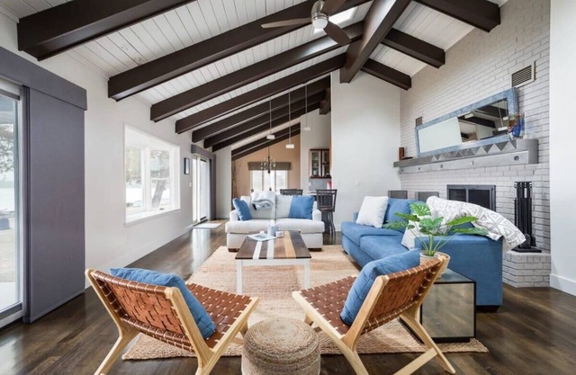 Sandbar Cedar Cottage on Lake Leelanau