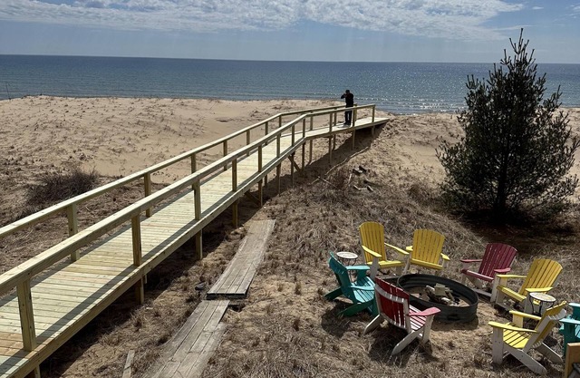 Sandbox on Michibay: Autumn on Lake Michigan – Fall Colors & Cozy Nights Await!