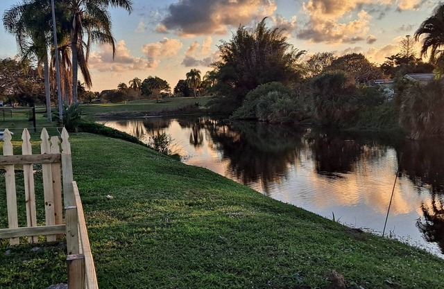 Sandpiper Bay Breeze On A Lake By The Golf Course (Club Med Area)