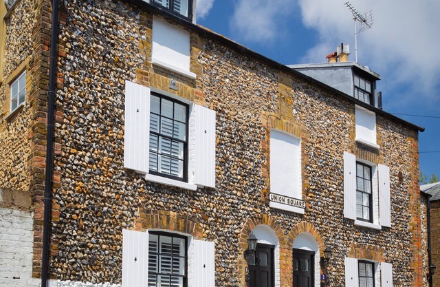 Sandpiper Cottage By The Sea. 2 Minutes walk from the beach!