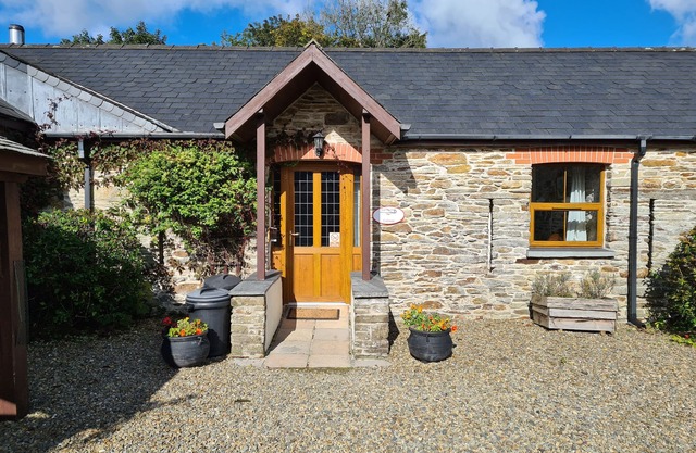 SANDPIPER COTTAGE, pet friendly, with pool in Llanboidy