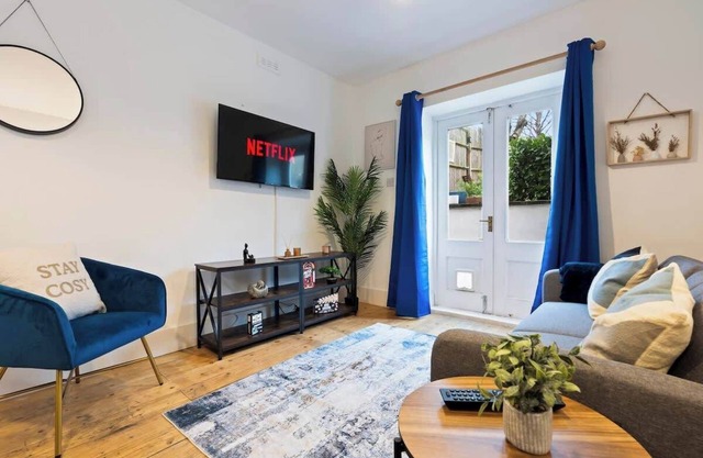 Sandringham House 2-Bed Gem in London| Heated Pool