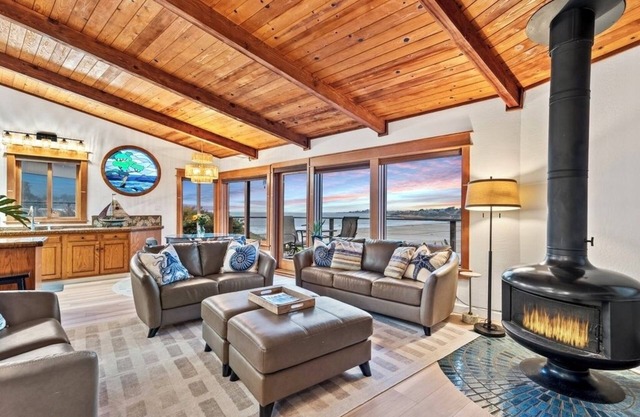 Sandy BEACHFRONT Surfside - at Corcoran Beach, Newly Remodeled w/HOT TUB!