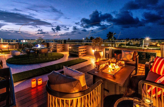 Sandy Bottoms Beach Villa, Smart Home Located on the Beach with Mountain Views