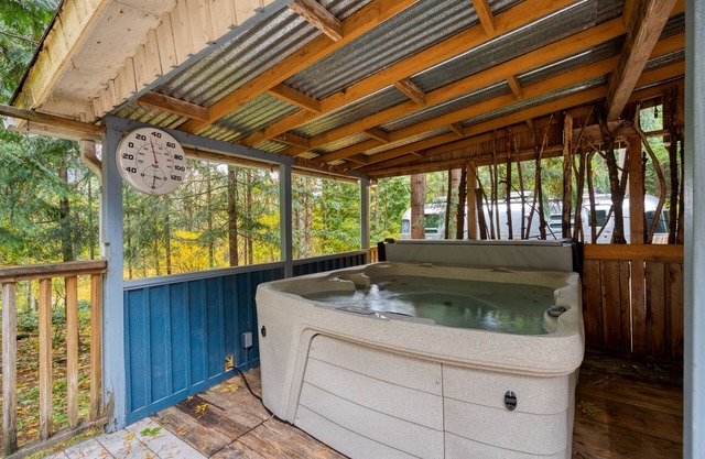 Sandy Riverfront Mt Hood Cabin!
