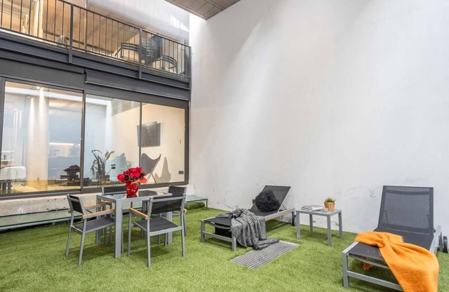 Sant Gervasi apt. w/lovely shared terrace.