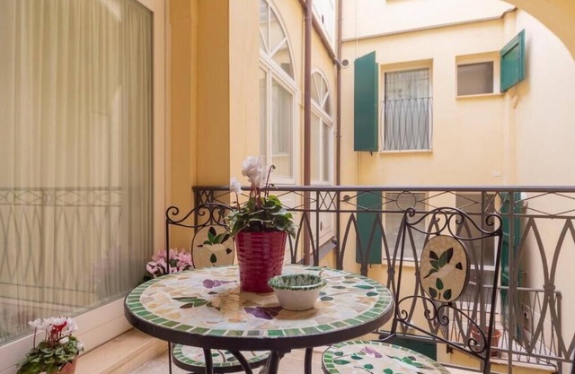 Santo Stefano Apartments- Entire Stairs B 7 Apartments