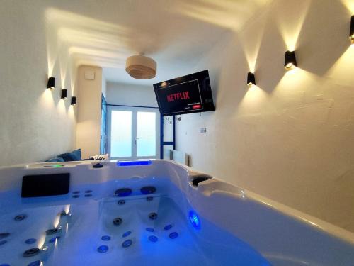 Santorini, Relaxing Spa, Terrace and Parking