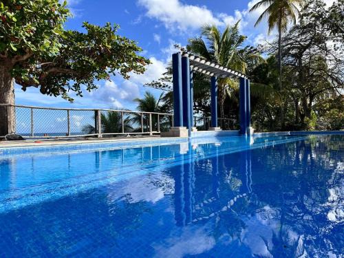 Sapodilla Villa - Cliffside Luxury Villa with Ocean Views & 50ft Pool