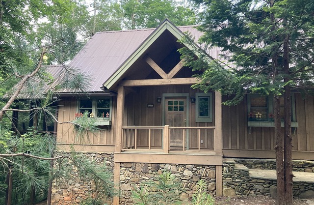 Sapphire - A Lovely Cottage in the Woods with Mountain Scenery
