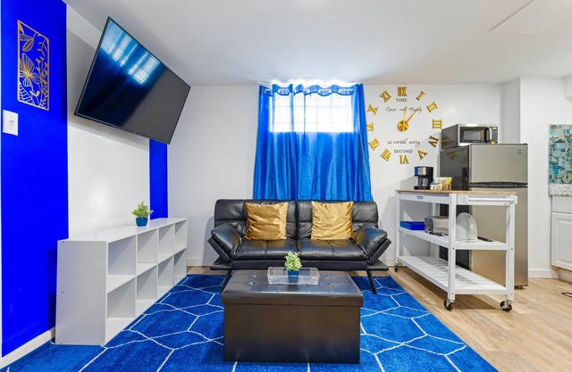 Sapphire | Private Basement King Room 8 Min Airp