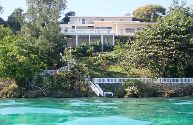 Sapphire Reef Villa, Ocean Front on a Protected Reef, Pool, Staffed, Private