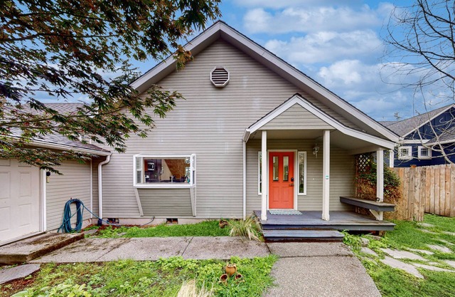 Saratoga Passage waterview home with sunrise view, bbq and deck