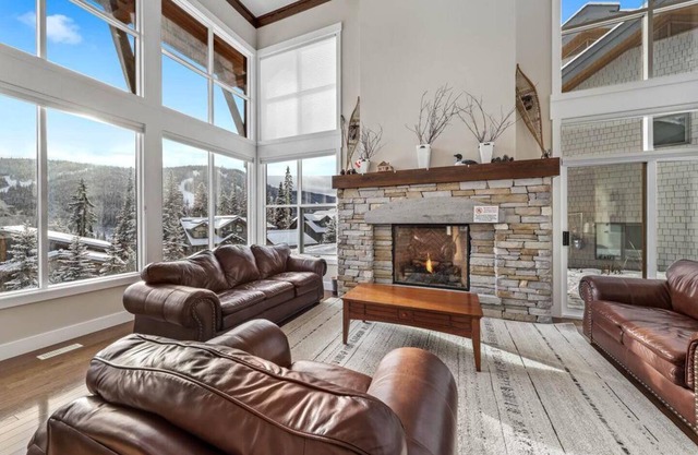 Sasquatch Lodge: Spacious Family Friendly Chalet, 4BR w/Hot Tub and Sauna