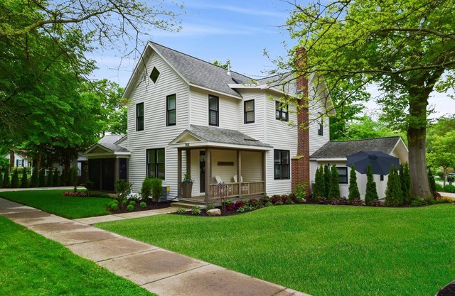 Saugatuck Farmhouse - Five Bedroom Villa, Sleeps 10