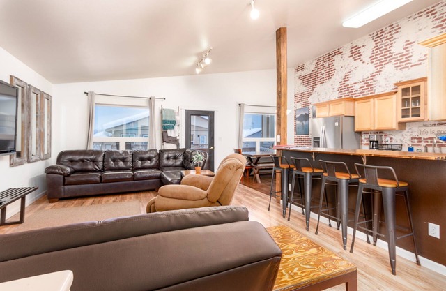 Sauna - Heated Garage - Great Location - Mountain Views - Quiet Neighborhood