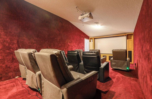 Sauna + Pool Access: Luxe Wellington Apt!