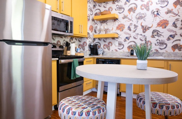 Savannah Home * 2 bedroom * Firepit * Sleeps 4 * Dogs OK * Free Parking