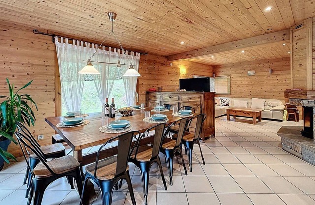 Savoyard Chalet 170m² near slopes, Wi-Fi, parking, baby equipment