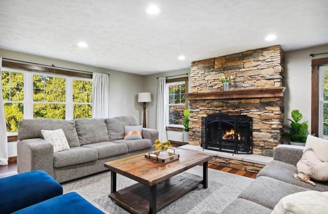 Sawyer Farmhouse: Spacious Family Retreat