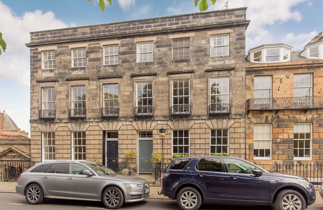 Saxe Coburg Place [325] is a Elegant Georgian hideaway in the heart of New Town