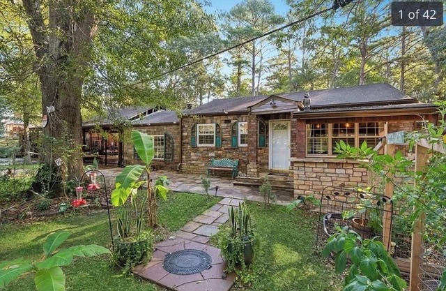 Scape to a Charming 3-bedroom house with AC, fitness room in awesome Riverdale
