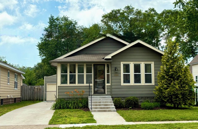 Scenic Fall Getaway – Cozy Porch & Fire Pit Near Lake Michigan, Pet Friendly