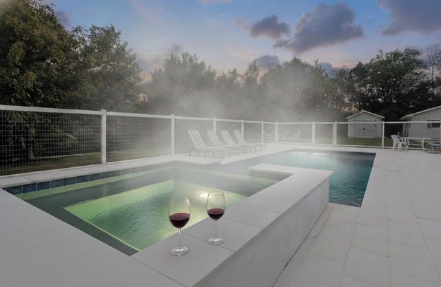 Scenic Getaway with Huge Spa, Pool, Fire Pit, 2 Kitchens - 15m to Chattanooga!