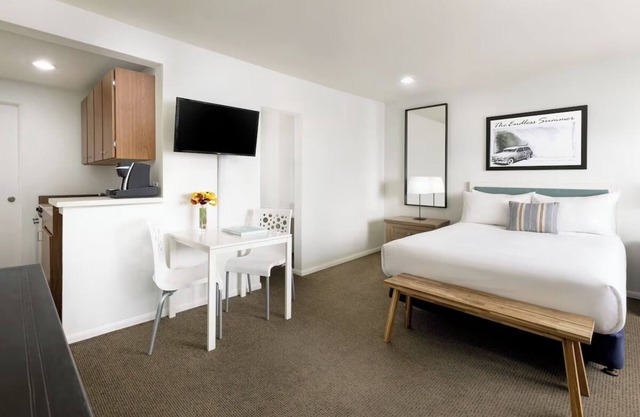 Scenic Laguna Beach Stay | Pool | Steps from the Beach