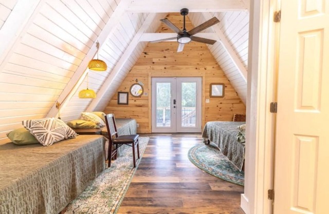 Scenic Lake Retreat - Open Layout - Pontoon Rentals - BBQ Grill