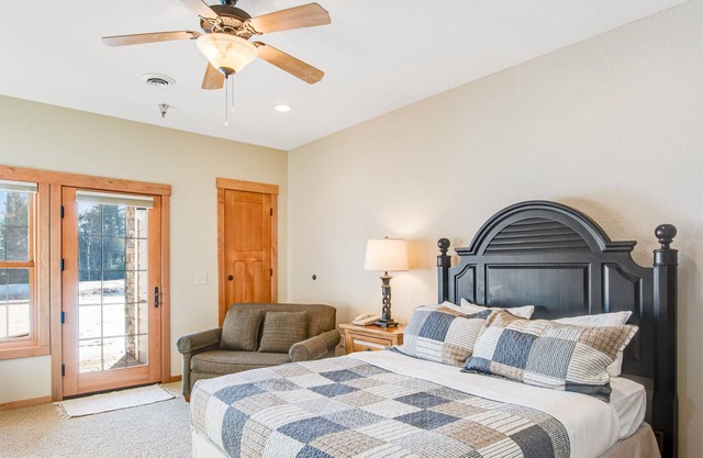 Scenic lakefront condo with pool, hot tub, gym & central AC