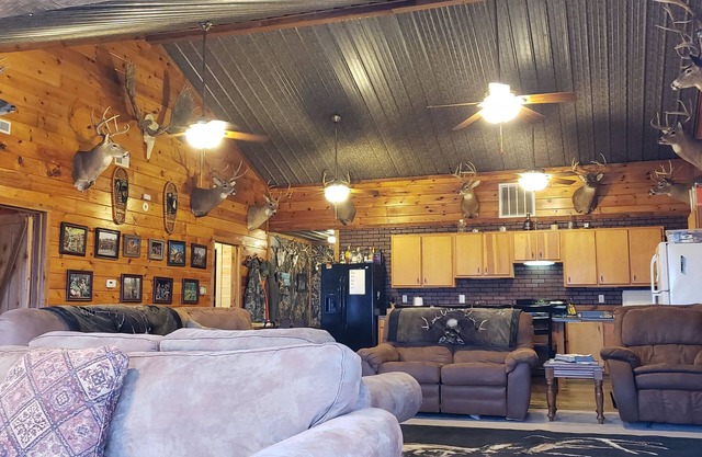 Scenic river bluff view with privacy!