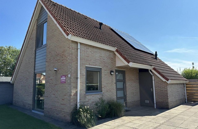 Scheldeveste 256 is a detached 6-person bungalow with approx. 102m2 of living comfort with attached conservatory and a lovely garden. The terrace with conservatory is located on the south side of the house.