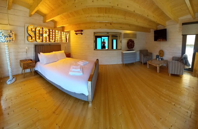 Scrummy Cabin - Deluxe with courtyard view