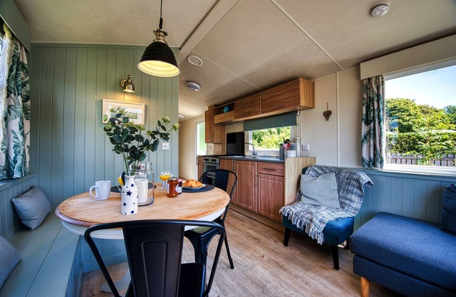 Scrumpy Duck, with private garden, sleeps 6 in coastal village