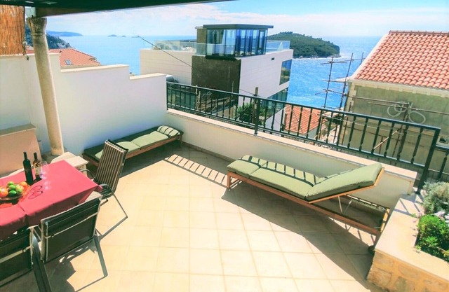 Sea and Island Views, Large Terrace, Walk to Old Town.