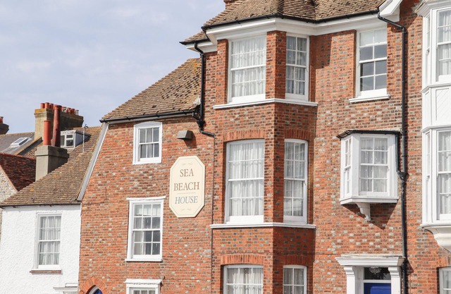 SEA BEACH COTTAGE, pet friendly, with a garden in Eastbourne