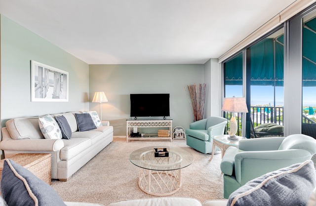 Sea Colony Ocean 1st floor condo w/pool, tennis court, and elevator