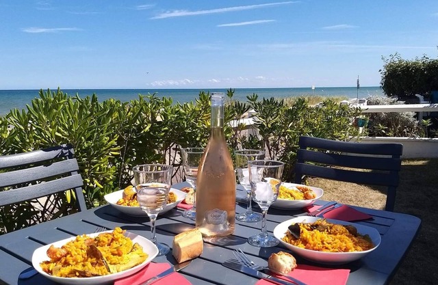 Sea front apartment on the ground floor, direct access to the beach