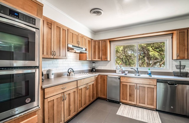 Sea Lion Family beach house Debordieu Lots of Amenities, beach access