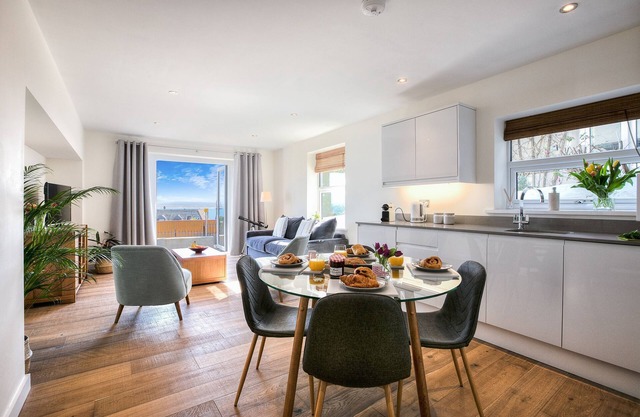Sea Scapes – Sleeps 2/4 – Sea Views – Parking - Dog Friendly
