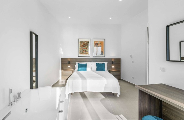 Sea View Suite with Jacuzzi within walking distance of Station connecting Sorrento