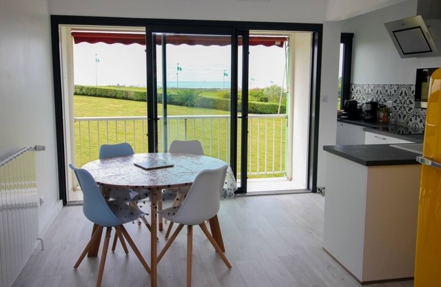 Sea-view apartment just a stone's throw from the thalasso and seafront.
