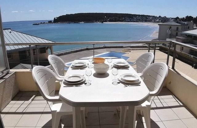 Sea view apartment, direct access to the beach and swimming pool.