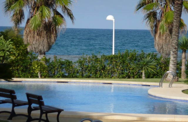 Sea view apartment in luxury residence with swimming pool & direct access to the beach.